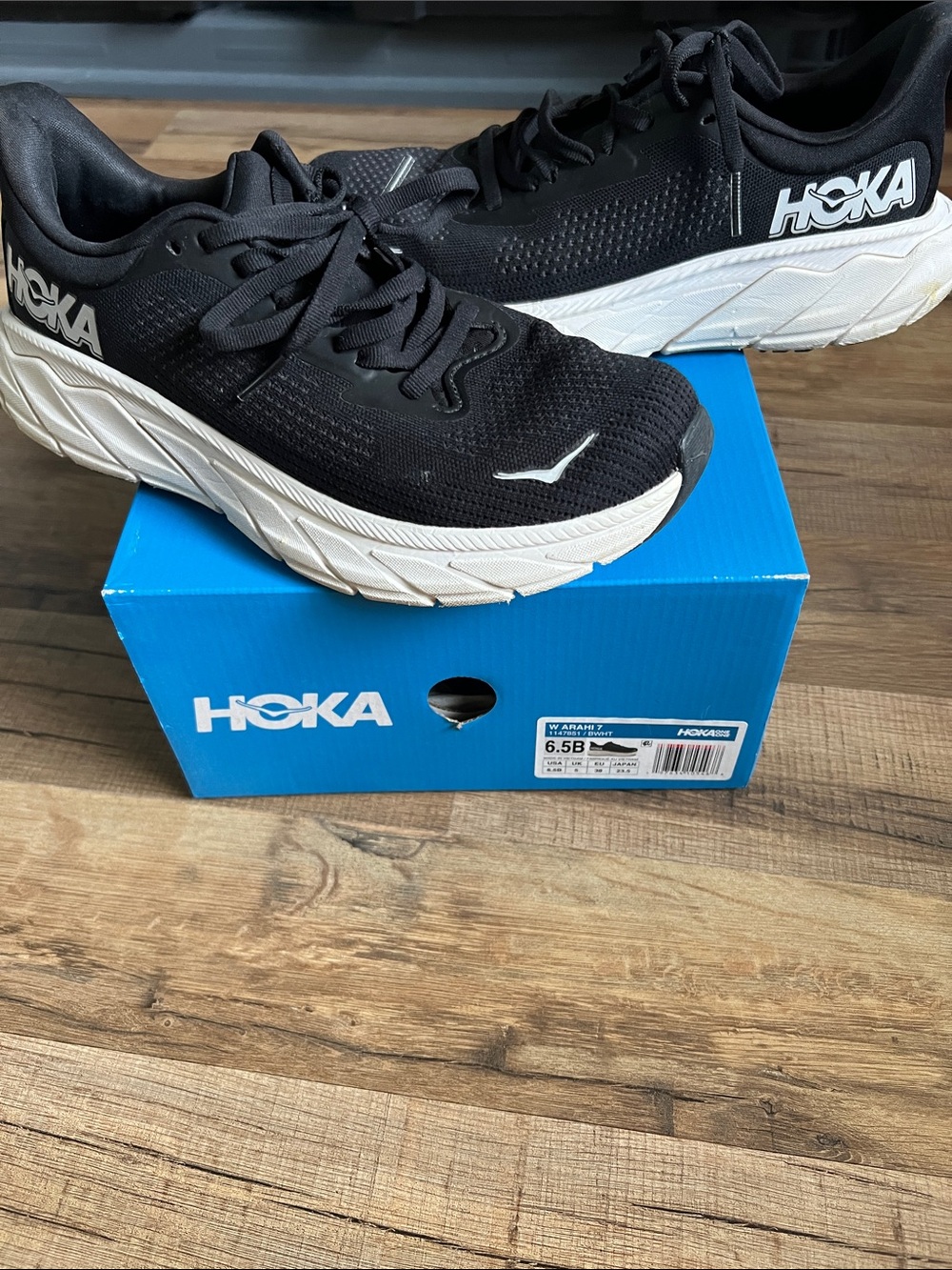 Hoka One One HOKA Arahi 7  Black White womans size 6.5 with box